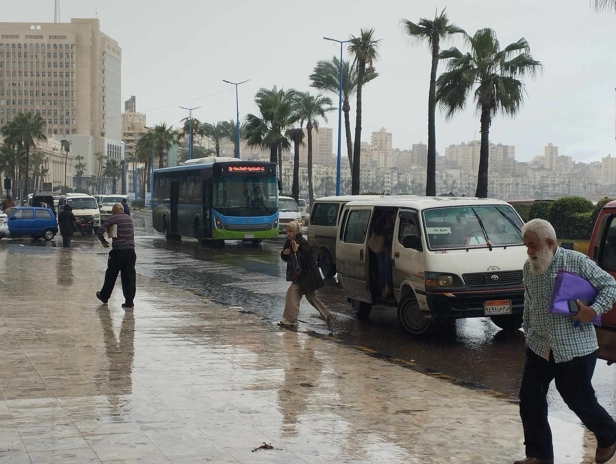 أمطار غزيرة وانخفاض في درجات الحرارة اول ايام نوة قاسم بالإسكندرية